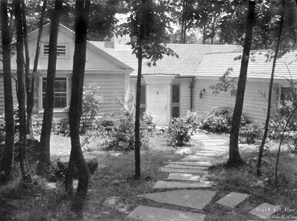 A PLACE FOR SUMMER AND WEEK-ENDS

Robertson Ward, architect. Photo by La Roche