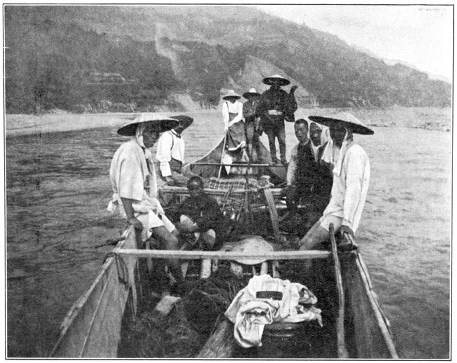 Aan boord op de Fuji-kawa. De drie mannen rechts zijn onze koelies.