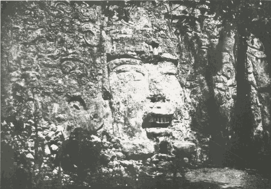 Figure gigantesque, &aacute; Izamal; au bas de la seconde pyramide (Lithographie).