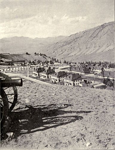 FORT YELLOWSTONE.

From stereograph, copyright 1904, by Underwood & Underwood, New
York.
