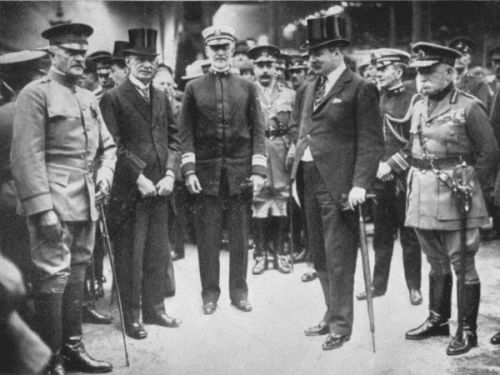 THE ARRIVAL IN LONDON, SHOWING GENERAL PERSHING, MR. PAGE,
FIELD MARSHAL VISCOUNT FRENCH, LORD DERBY,
AND ADMIRAL SIMS