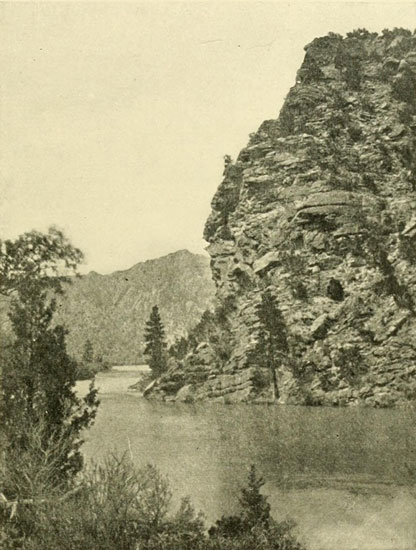 Red
Canyon&mdash;Green River. Upper Portion. Looking up Stream.