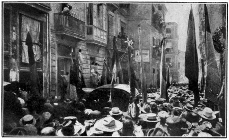 MANIFESTATION POPULAIRE EN L’HONNEUR DE BLASCO IBÁÑEZ,
DEVANT LA RÉDACTION DE «EL PUEBLO»
