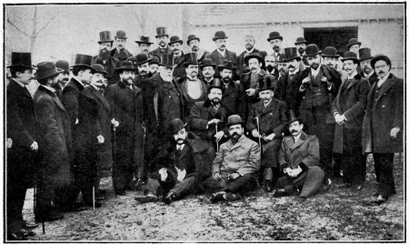 APRÈS LE BANQUET EN L’HONNEUR DE BLASCO

Au centre sont assis Pérez Galdós et Blasco Ibáñez. Derrière eux, en
chapeaux mous, Benlliure et Sorolla