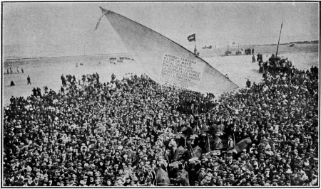 MANIFESTATION DE MARINS ET DE PÊCHEURS EN L’HONNEUR DE
L’AUTEUR DE «FLOR DE MAYO», LORS DE L’HOMMAGE DE VALENCE A BLASCO EN
1910

Sur la voile de la classique barque de pêche traînée par des bœufs,
qu’a tant de fois peinte Sorolla, figurent les titres des romans
jusqu’alors publiés