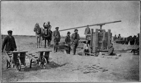 FABRICATION DE BRIQUES A LA MACHINE, POUR L’EDIFICATION
DE MAISONS DANS LA «COLONIA CERVANTES»