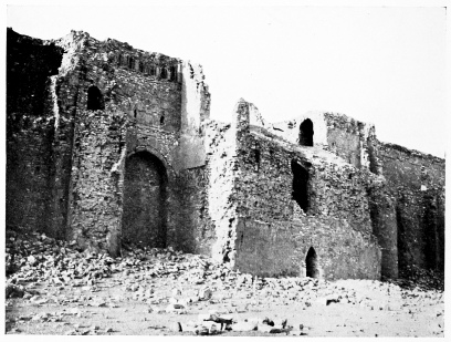 Fig. 87.&mdash;UKHEIḌIR, NORTH GATE, FROM OUTSIDE.