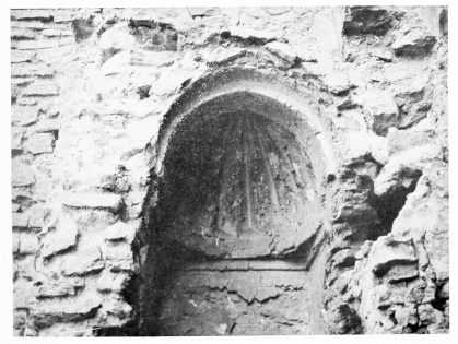 Fig. 89.&mdash;UKHEIḌIR, FLUTED NICHE, SOUTH-EAST CORNER OF
COURT D.