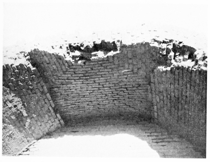 Fig. 132.&mdash;KHÂN KHERNÎNA, DETAIL OF FLAT VAULT.