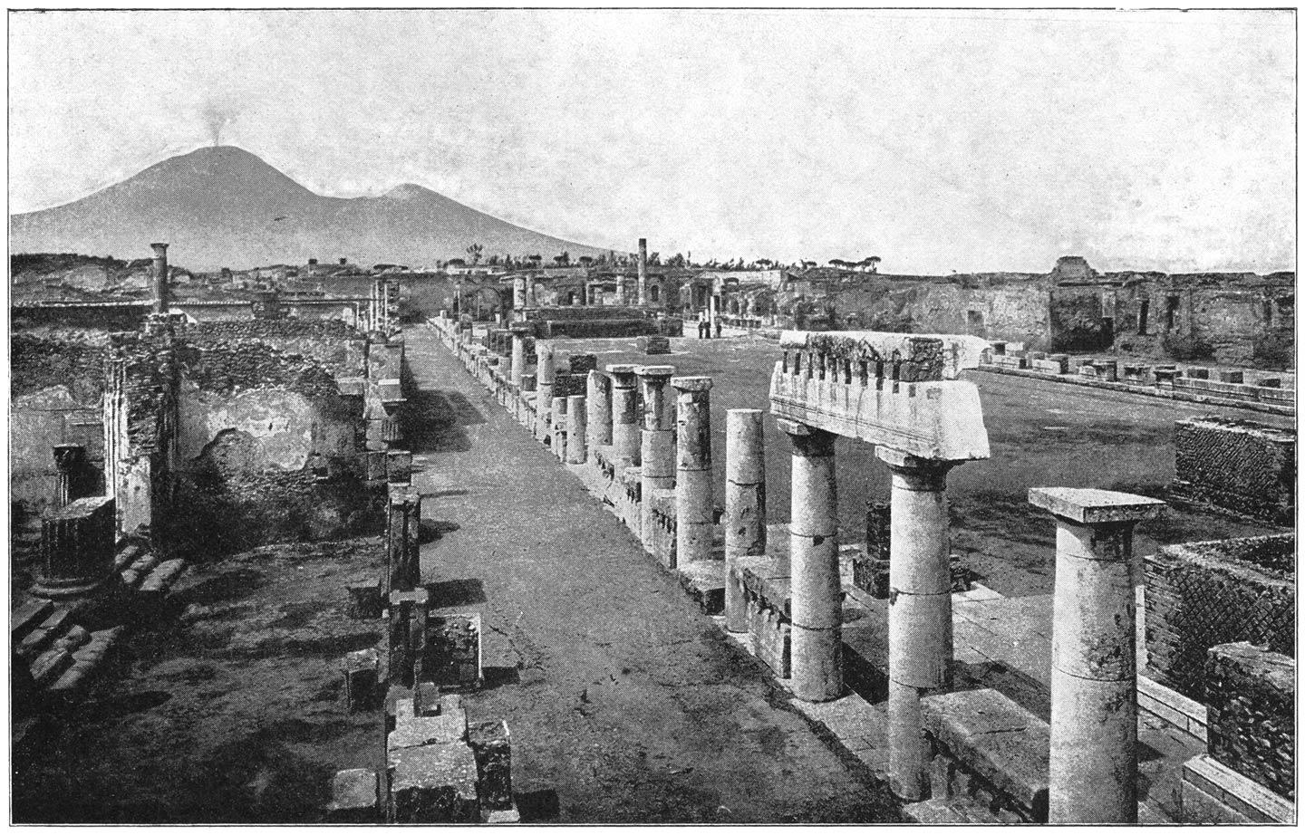 Het Forum van Pompeji met de Vesuvius.